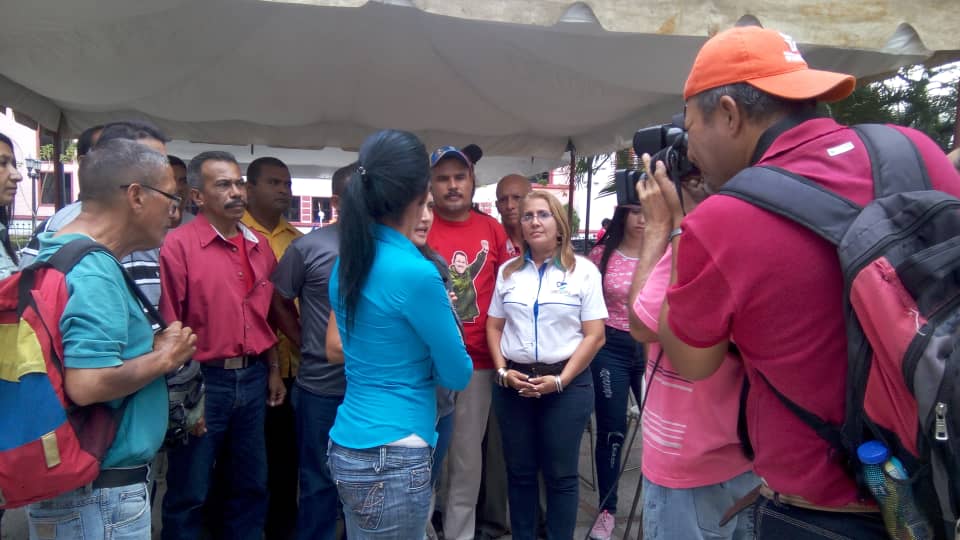 PortuguesaSdhc's tweet photo. #SDHC @PortuguesaSdhc || La #SDHC Con la Profesora @arelisorta presente en la Tribuna Anti-imperialista #YoSoyPresidente #10EneResteadosConMaduro @NicolasMaduro @rafaelcalles  🇻🇪🇻🇪🇻🇪 https://t.co/7MV3KgiTtH