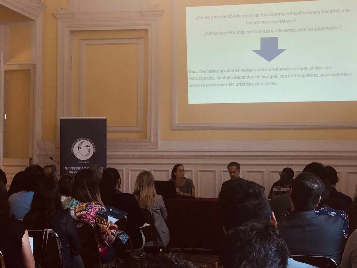 Griselda Amuchástegui, investigadora de la @UPC_OK, inicia las presentaciones de la mesa “Educación no formal, aprendizaje basado en la comunidad y aprendizaje: Desafíos y oportunidades para la transformación social”.