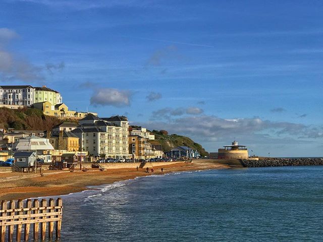 🌞🌊🏖️🍺 Sun, sea, sand, and glorious views over Ventnor from the <a href="/SpyglassInn/">The Spyglass Inn</a>! Amazing pic taken by <a href="/mjnewham/">mart.</a> 😍

bit.ly/2sjnF36