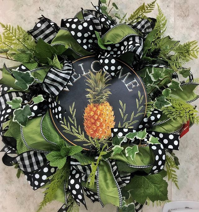 deeslouisville's tweet image. The welcome pineapple and greenery with black and white make a great combo for this time of the year. Use an old mesh base as the background for beautiful ribbon and floral. .
.
.
#meshwreath #decomesh #mesh #decowreath #wreath #wreaths #doordecor #front… bit.ly/2QwzTyV