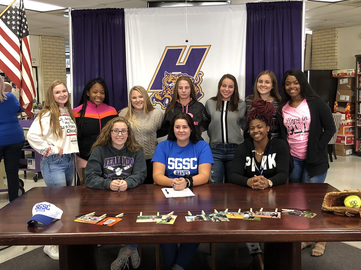 Madybear99My's tweet photo. I can’t wait to continue my education and softball career at SGSC!!!💙🥎#gohawks #ClassOf2019 https://t.co/IIBNN8Gz8c