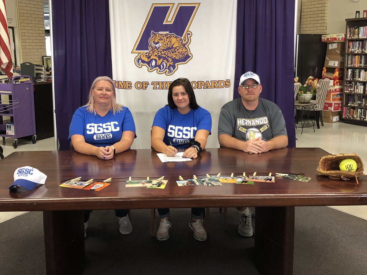 Madybear99My's tweet photo. I can’t wait to continue my education and softball career at SGSC!!!💙🥎#gohawks #ClassOf2019 https://t.co/IIBNN8Gz8c
