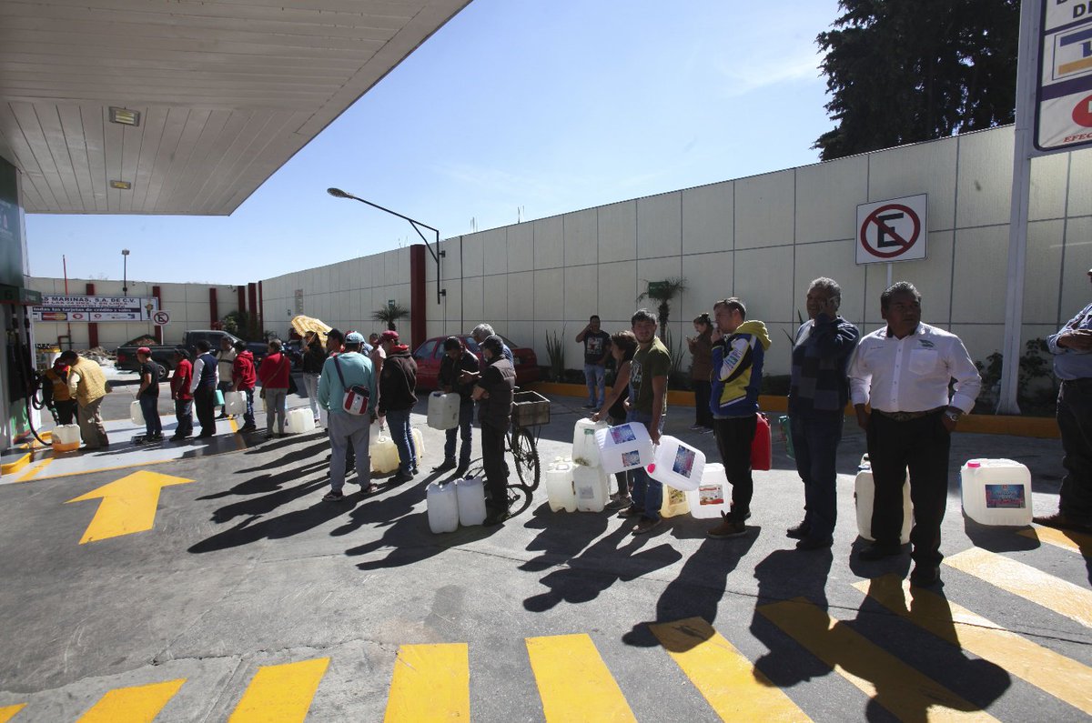El_Universal_Mx's tweet photo. Enojo, largas filas, fricciones entre automovilistas y despachadores, y sobre todo zozobra entre los consumidores fue el ambiente que prevaleció ayer en gasolineras de al menos nueve entidades del país 🇲🇽 https://t.co/6B8nEg4MI5 https://t.co/pz2L5dZARX