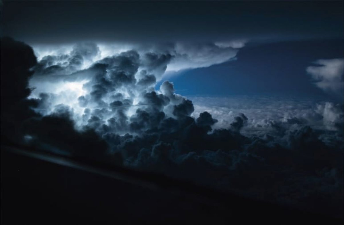 CNN's tweet photo. This pilot photographs storms from the airplane cockpit https://t.co/u9KpDRMV20 https://t.co/Fh1l9IjHpf
