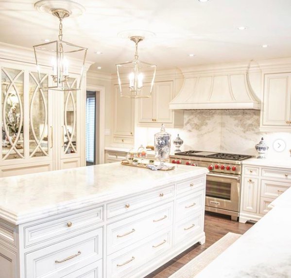 primalighting1's tweet photo. “How important is lighting? You be the judge. The right fixtures, in the right finishes, in the right combination, is an integral part of the final look...” We couldn't agree more with @miriammanzo_interiors! https://t.co/qk4i7dNVSe