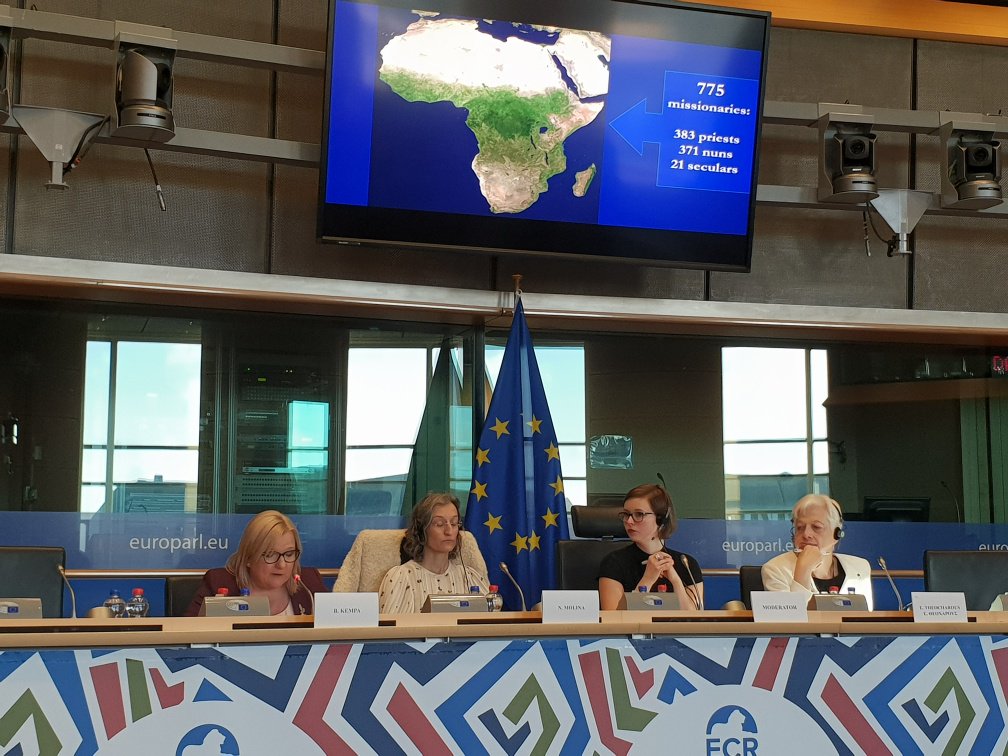 Minister @BeataKempa_KPRM podczas szczytu UE-Afryka: Problematyka, dot. kwestii zapewnienia skutecznej opieki zdrowotnej dla #Afryka jest wielowymiarowa. Chcę przedstawić rolę partnerstwa sektora NGO, rządu i podmiotów publ.i ośrodków misyjnych w opiece zdrowotnej.