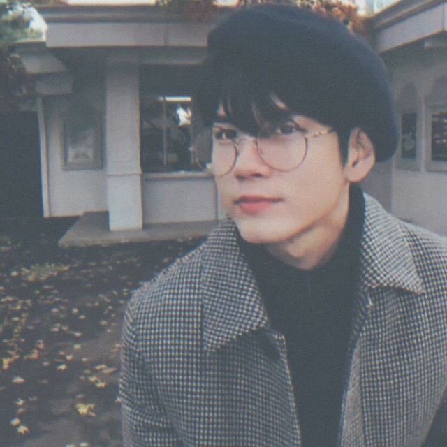 kpopbfgfpics's tweet photo. seongwoo 🌻 wanna one https://t.co/8j7MYBibet