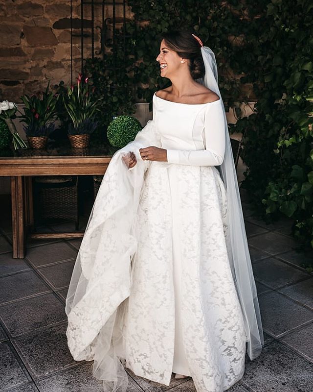 MarinaTFoto's tweet photo. ¿Se puede estar más espectacular que Marielu 👰🏻 el día de su boda?
.
Además el vestido de @antoniogarciaestudio es ideal 😍.
.
.
.
.
.
#fotografia #boda #noviaselegantes #vestido #vestidodenovia #estilo #fotografodebodas #madrid #jaen #bodasmadrid #fo… https://t.co/x6qMszBrFh https://t.co/hfq05jyREq