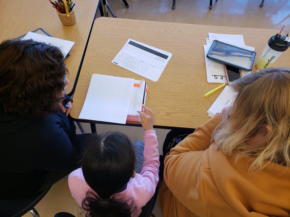 postroadschool's tweet photo. Double checking our students' reading levels. Two brains are better than one!
Revisando los niveles de lectura de nuestros alumnos. ¡Dos cerebros son mejores que uno!
#levelscheck #ARC #POSTROADROCKS
#AmericanReadingCompany https://t.co/ldwaLzAkbu