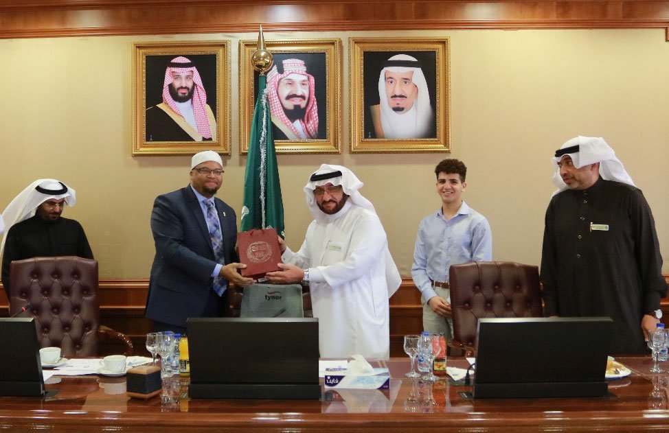 taibahu's tweet photo. قدم معالي مدير #جامعة_طيبة د.عبدالعزيز السراني الهدايا التذكارية لوفد جامعة هارفارد @Harvard والتي تم صنعها داخل الجامعة بانأمل أبناء وبنات الجامعة، بعد أن قدم الوفد لمعالي مدير الجامعة هدية تذكارية. https://t.co/Cpm2ZgVxPN