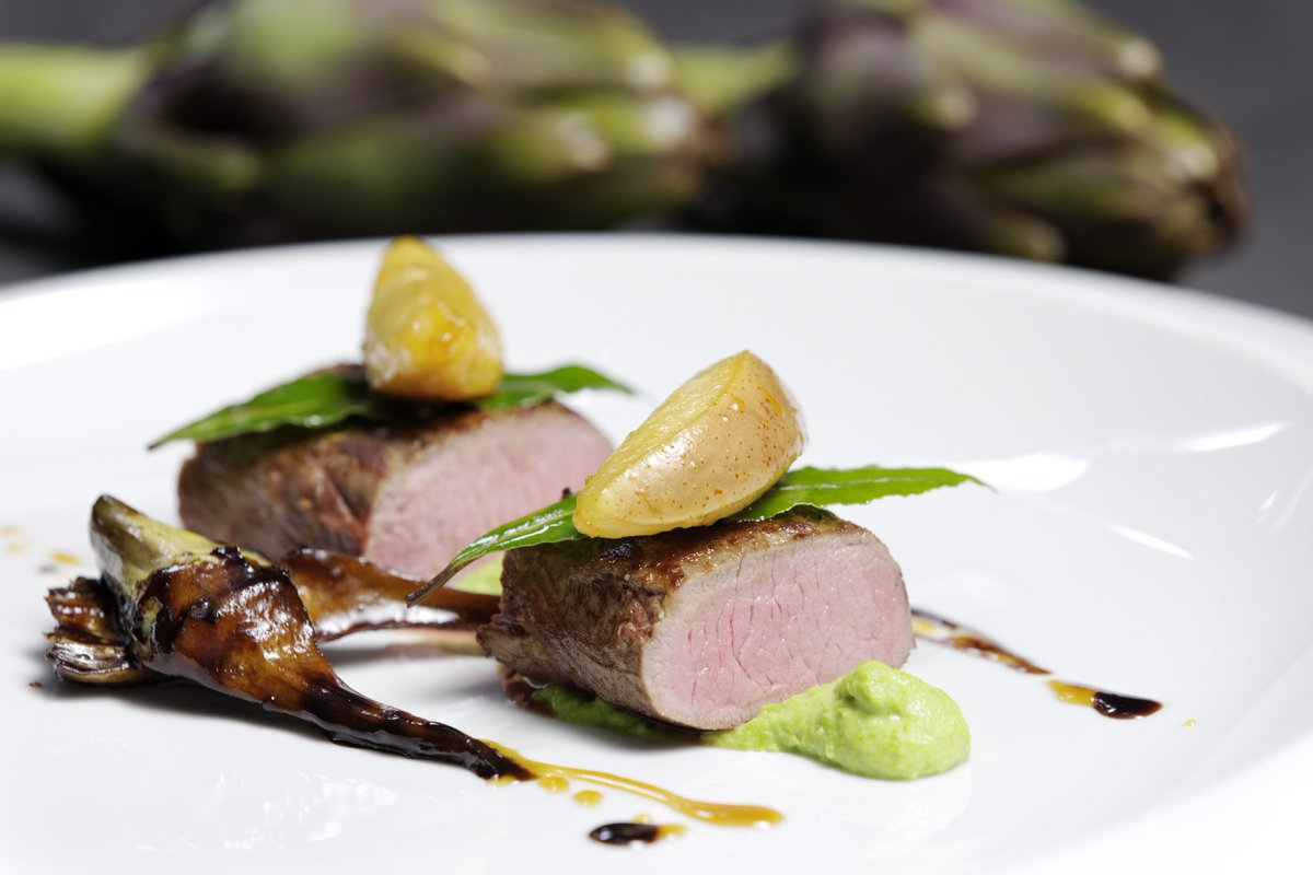 Lachse vom Walisischen Lamm (g.g.A.) mit geschmorten Balsamico-Artischocken, Birnenspalten und Erbsen
PGI Welsh Lamb loin eyes with braised balsamic artichokes, pear wedges and peas

Check out our website for this recipe or many more.