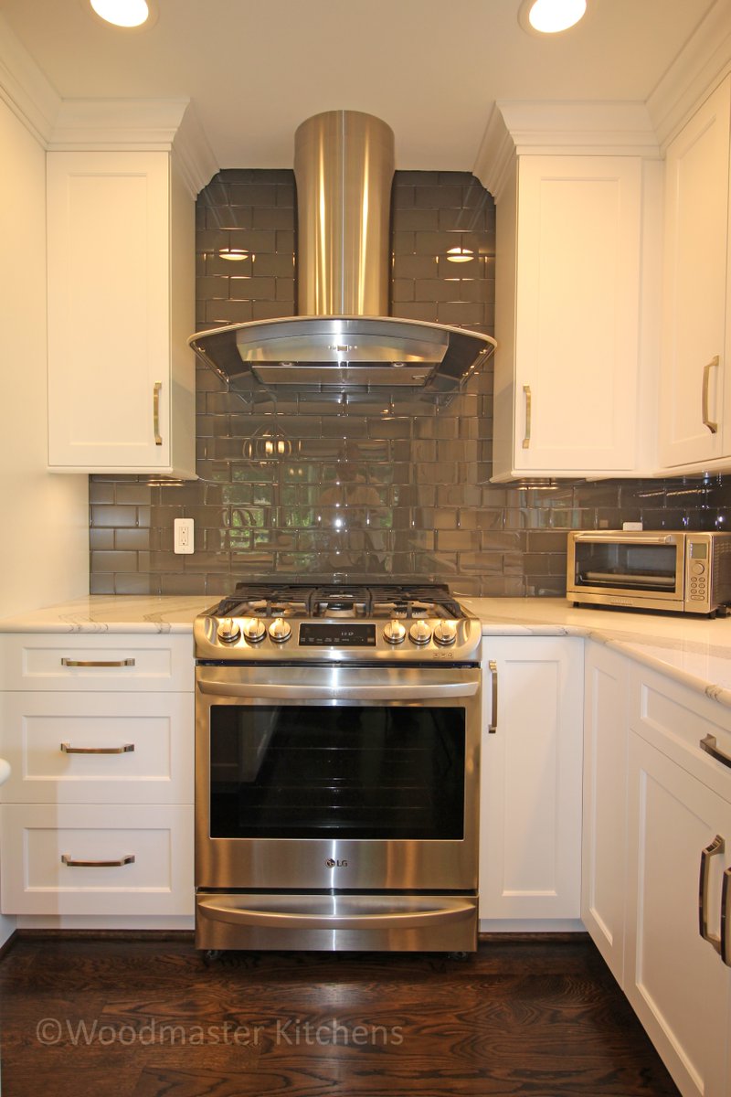 WoodmasterMI's tweet photo. This @emsertile backsplash adds contrasting color, texture, and shine to a white #kitchendesign in #WashingtonMI. Love this color combination! https://t.co/uaLcw7pVUe
