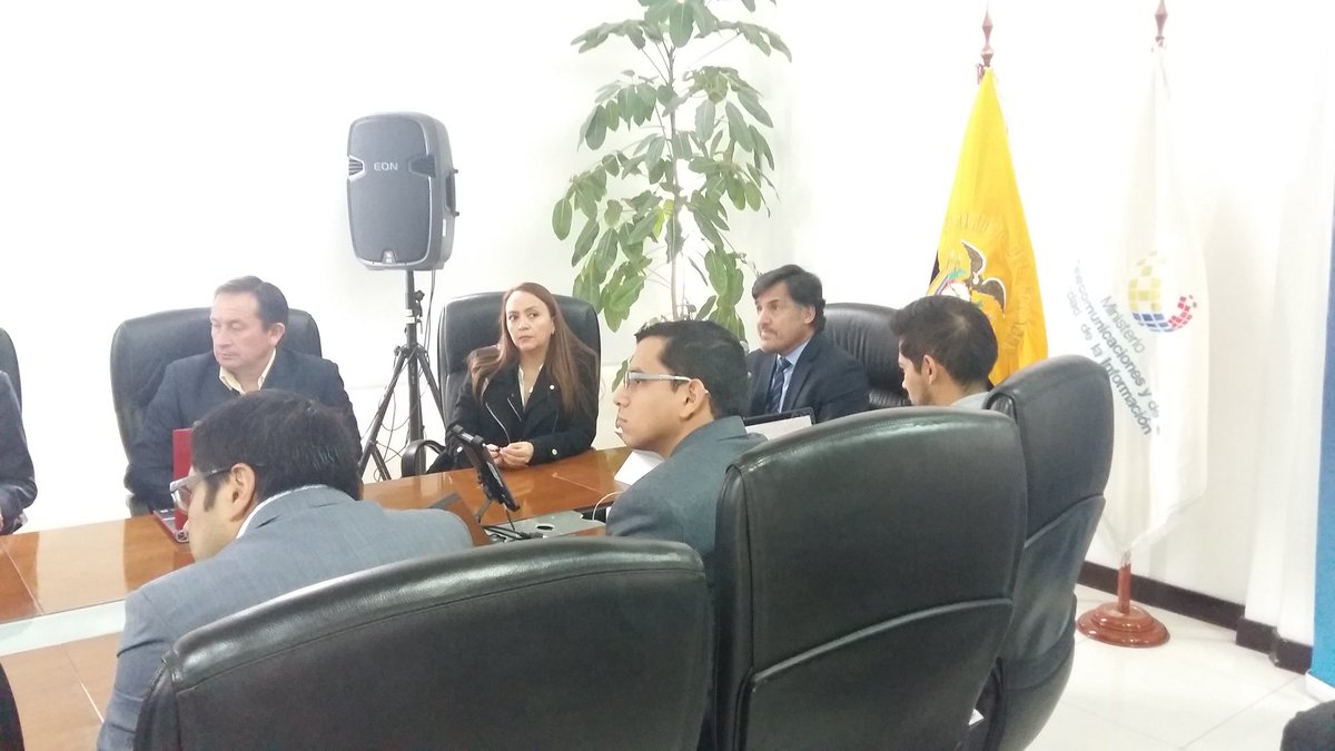 Telecom_Ec's tweet photo. Viceministro, Alberto Jácome: El #LibroBlancoMintel define la hoja de ruta del sector para la construcción de la #SociedadDeLaInformación y del Conocimiento. Y permite contar con una estrategia digital vanguardista, comparándonos con otros países de América Latina y el Caribe. https://t.co/gjln4P8Rdt