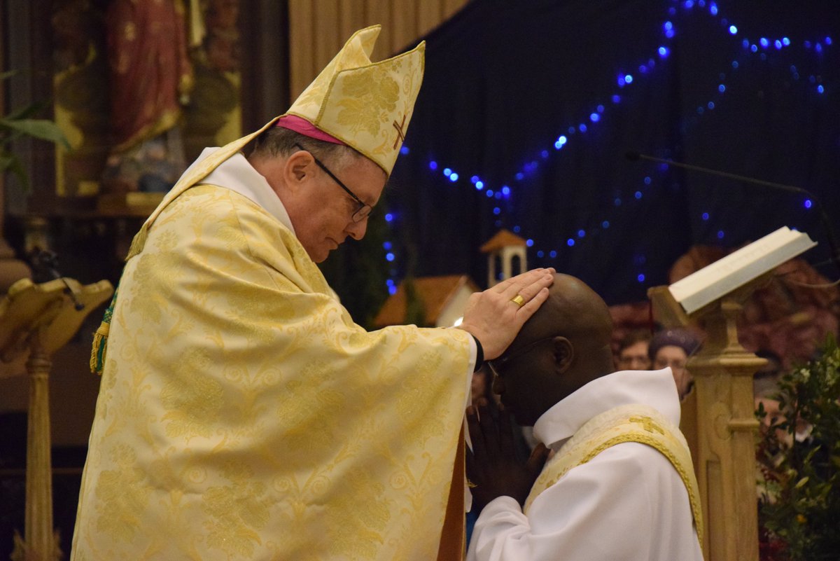 cathomontauban's tweet photo. Dimanche 6 janvier, Mgr @mgrginoux a ordonné prêtre le frère Jean-Christophe Kirumara https://t.co/zOrjmLA8ZN https://t.co/HStgAUIpZb