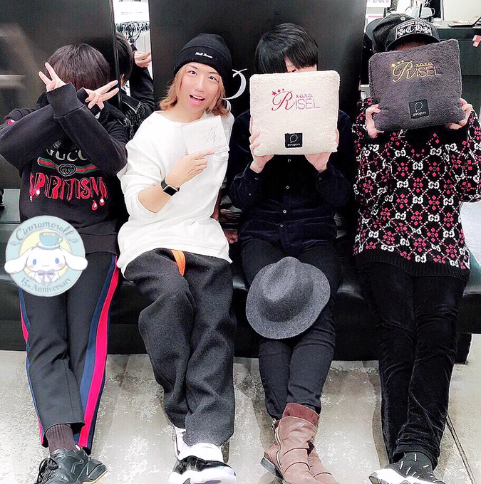今日はダンスレッスン後RISELに新年の挨拶行ったらたまたまぷすがいてその後たまたまそらるさんも来てそらるさんの髪切るところを見て流れでそらるさんの鞄と服買いに行って
ラジオの収録してジム行ってきたなう
文字にするとほぼそらるさんな一日やった

明日から食事制限生活の始まりやけど 