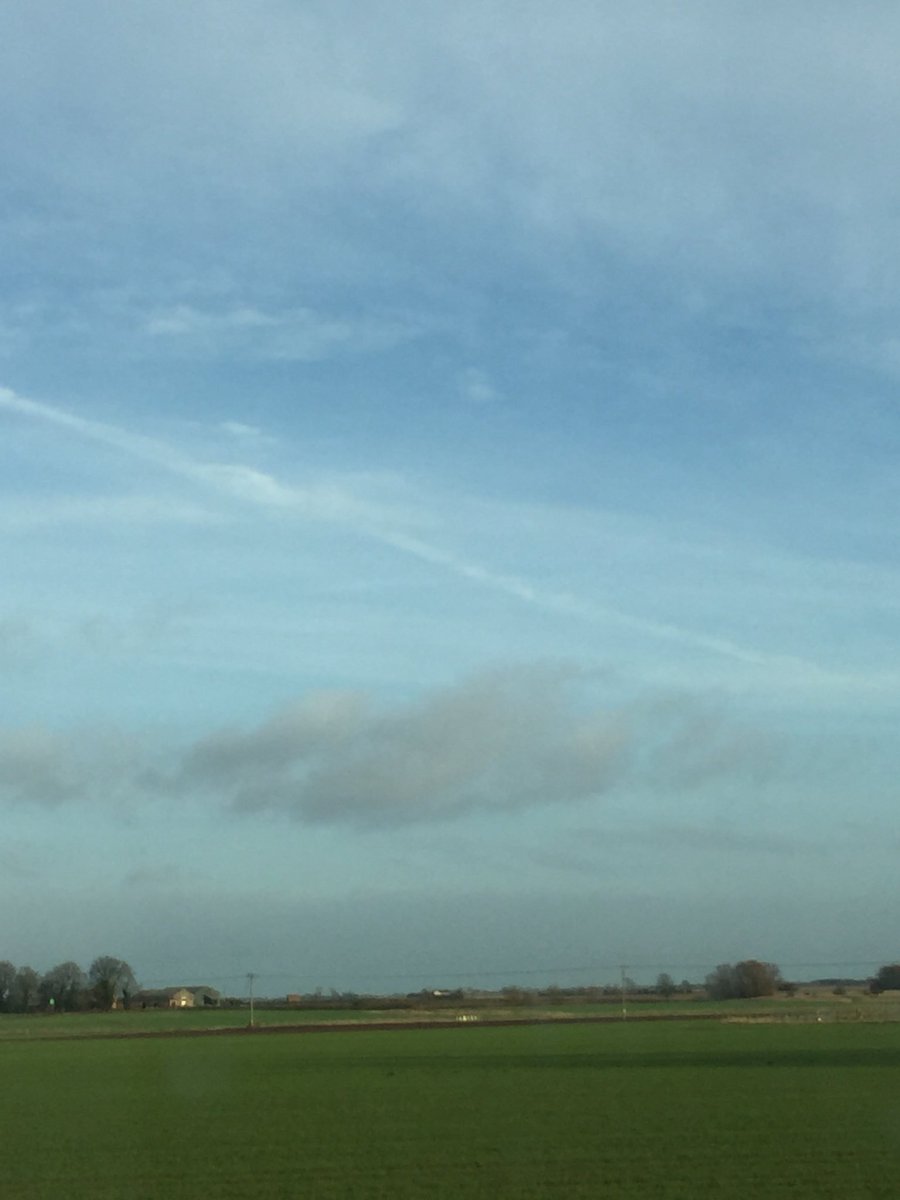 HenryJamesMr's tweet photo. #FakeClouds vs clouds.  Easy to spot! https://t.co/qloVohR7Rj