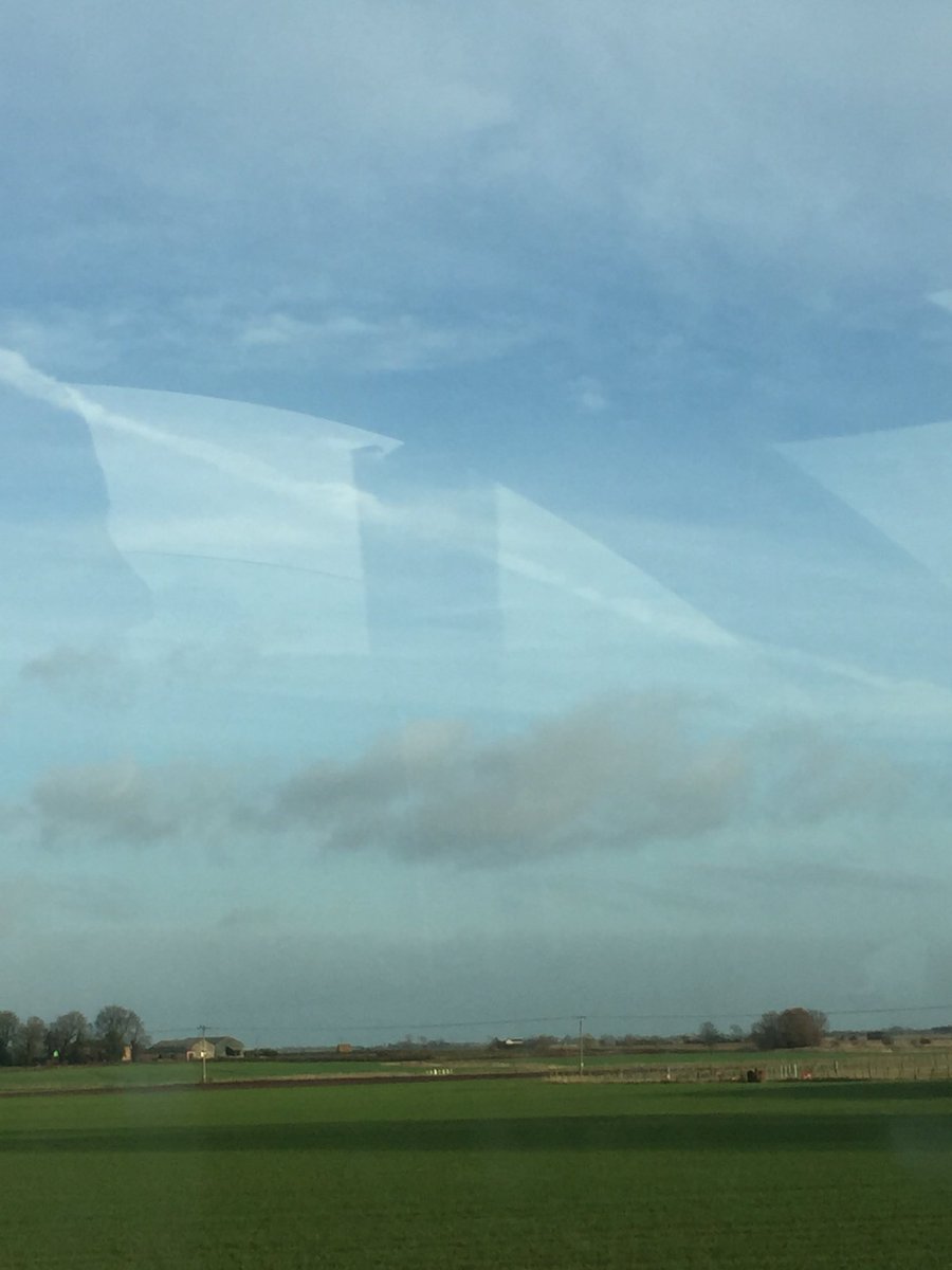 HenryJamesMr's tweet photo. #FakeClouds vs clouds.  Easy to spot! https://t.co/qloVohR7Rj