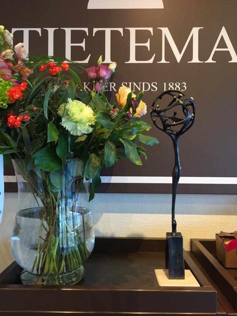 Al ruim 50 jaar zijn 3 generaties Tietema actief in Biddinghuizen, Dronten en Swifterbant, met een warm hart voor de samenleving en met een geweldig team medewerkers om hen heen.
CDA feliciteert <a href="/Bakker_Tietema/">Bakkerij Tietema</a> daarom met de verkiezing tot beste detaillist van Dronten 2018! 🎉