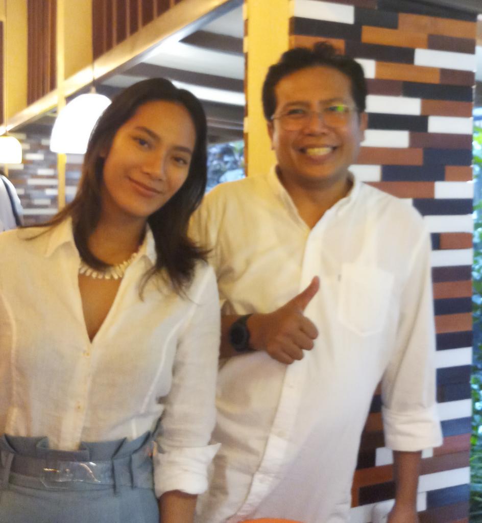 fadjroeL's tweet photo. Nah ketemu @TaraBasro yang keren banget main di film #ACopyOfMyMind dan #PengabdiSetan karya sutradara @jokoanwar sukses terus Tara, sukses terus film Indonesia ~ FR https://t.co/jlQSK5jDcv