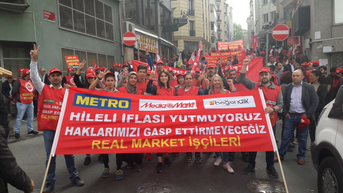 İZBAN Grevi'ni yasaktan sonra kamuoyu baskısıyla "gören" Disk'i yönetenler,
1700  Real İşçisinin onurlu direnişini 18 aydır görmüyorlar. İZBAN'a sahip çıkan çevrelerin çoğu Real Direnişinde üç maymunlar. Sahtekarlığa, ayrımcılığa, riyakârlığa son. 
#BoykotMediaMarktRealİşçileri