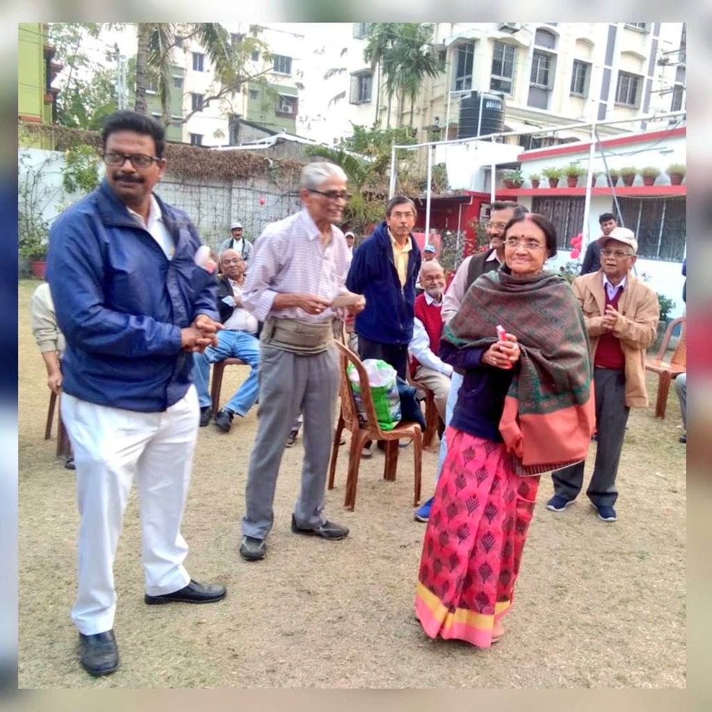 KPSouthsubnDiv's tweet photo. #বাঁশদ্রোণী থানার ঐকান্তিক উদ্যোগে বয়োজ্যেষ্ঠ #প্রণাম সদস্যদের মনোরম পরিবেশে একটু আনন্দের অনুভূতি দিতে সদস্যদের নিয়ে আয়োজন করা হয়েছিল এক চড়ুইভাতির।
◆To give the aged citizens a little bit happiness #Bansdroni_PS arranged a picnic party for #Pranaam members.
#KP_SSD https://t.co/dXebqKld9E