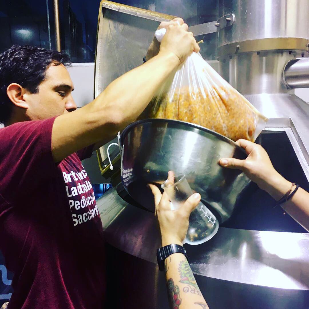 BarrancoBeerCo's tweet photo. Hoy nueva cerveza “Oscar Le Chat Bleu”. 

Elaborada en colaboracion con Kat de @oskarblues 

Con tumbo, quinoa, 🍯miel, semillas de culantro, 🍊cáscara de naranja Huando y levadura saison francesa 🇫🇷. 

Aromática, ligera, cítrica y super refrescante para este calor 🍺☀️🍺☀️🍺 https://t.co/6VKHFwi4g1