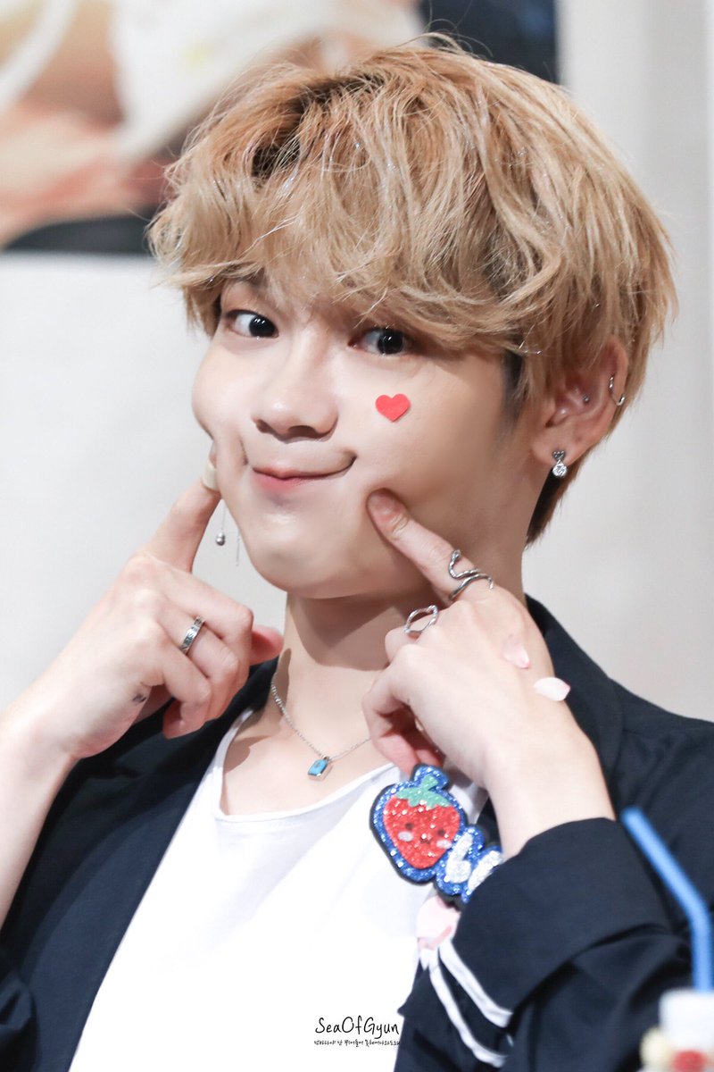 SeaOfGyun's tweet photo. 켄타 생일 축하해 🥳
반짝반짝 빛나는 켄타 ✨

젭꿍이 가는 길, 늘 응원하고 함께 할게 !!

#HAPPY_KENTA_DAY

#KENTA #JBJ95 
@twt_jbj95 @kenta_starroad https://t.co/oyEIbTiVQG