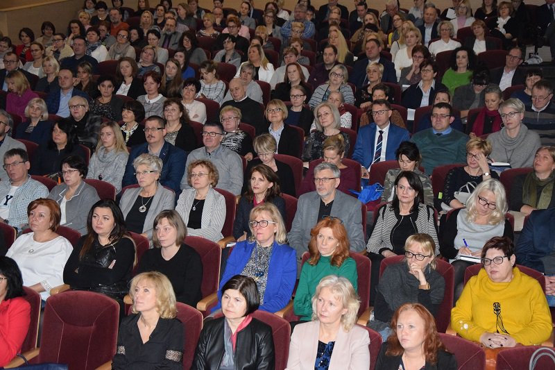 KO_Szczecin's tweet image. W SCK w #Stargard odbyła się konferencja kuratora Zarębskiej-Kuleszy dotycząca nowej #PodstawaProgramowa w szkole ponadpodstawowej. Prelegentami byli doradca @prezydentpl A. Waśko, dyrektor @CKE_PL M. Smolik i dr hab. M. Borodzik z @UniWarszawski ➡️ tiny.pl/tqbpd