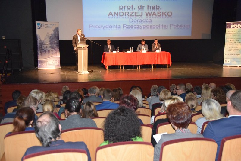 KO_Szczecin's tweet image. W SCK w #Stargard odbyła się konferencja kuratora Zarębskiej-Kuleszy dotycząca nowej #PodstawaProgramowa w szkole ponadpodstawowej. Prelegentami byli doradca @prezydentpl A. Waśko, dyrektor @CKE_PL M. Smolik i dr hab. M. Borodzik z @UniWarszawski ➡️ tiny.pl/tqbpd