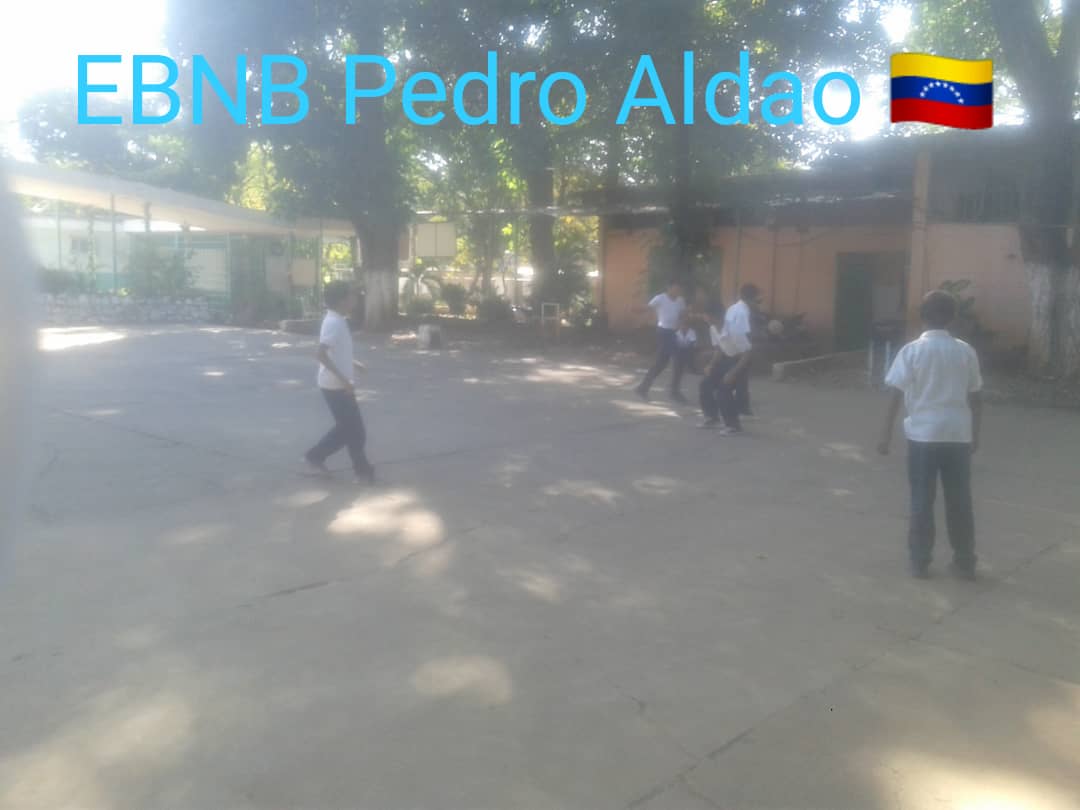 Vtiby1's tweet photo. Actividades recreativas y deportivas en la EBNB Pedro Aldao, San Sebastian. #YoJuroConMaduro @NicolasMaduro @aristobulopsuv @RMarcoTorres @leoalvacabrera @ZE_Aragua @CRIFPMA @solyosmig https://t.co/7b9ZpI2rYt