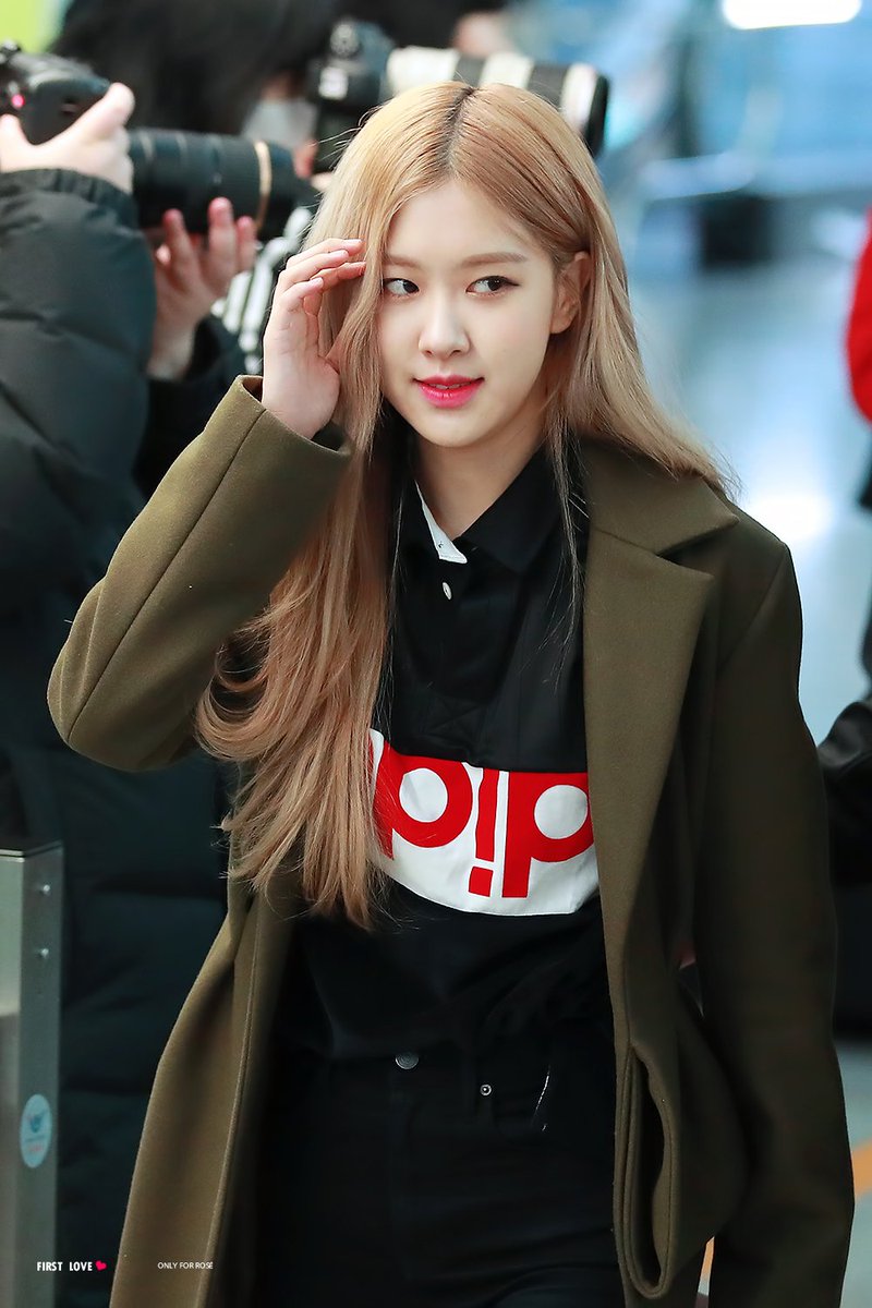 firstlove_rose's tweet photo. 190109  ICN

https://t.co/6C63ysXkHo

#BLACKPINK #ROSÉ #블랙핑크 #로제 https://t.co/kvyJTfFgGf