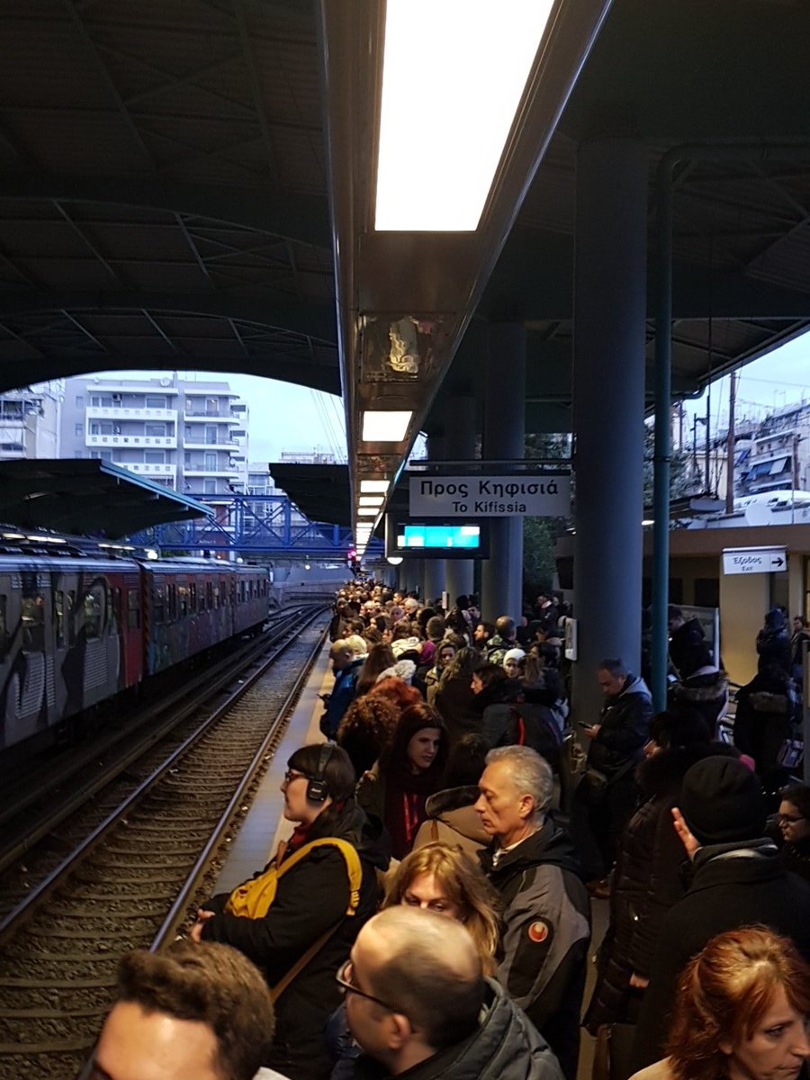 leg_lefteris's tweet photo. @athenstransport Έχουμε εικόνα τι συμβαίνει;;; Στην Αττική ο κόσμος περιμένει ώρα και ήδη ένας συρμός πέρασε άδειος https://t.co/sbEutGMnjm