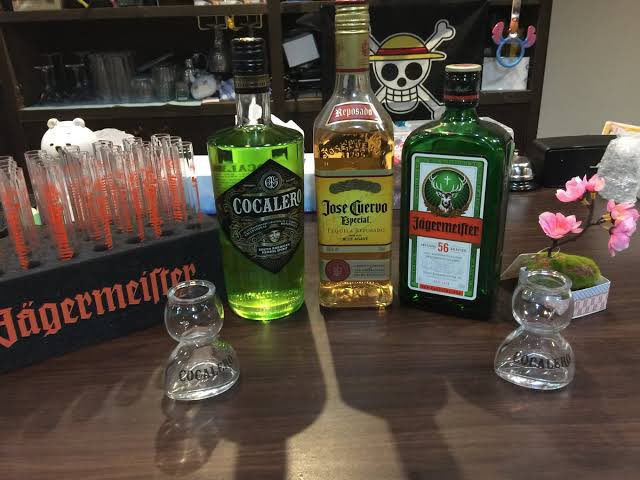StarterDrink's tweet photo. パリピ三種の神酒
テキーラ、イエーガーマイスター、コカレロの三酒はパリピ御用達ドリンク。
人生のゴールデンウィークを楽しんでいる大学生から、明日の事を考えたくない社会人まで！
とりあえず飲んどきましょー
#テキーラ
#イエーガー
#コカレロ 
#明日のことは
#明日考えよう https://t.co/mUJLSQ8txu