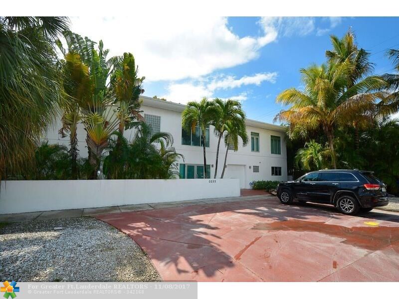 BCDCGroup's tweet photo. #ProHomeBuyingTip: When you buy a home, you’re buying the neighborhood.

This 7BR/7.5BA dream home is in the heart of South Beach &amp; features 2 kitchens, a 2nd floor Jacuzzi &amp; more! https://t.co/jvvKSytARn

Contact us for a showing: https://t.co/OlexIMfykl

#MiamiBeachHomes https://t.co/nAQju5EU4F