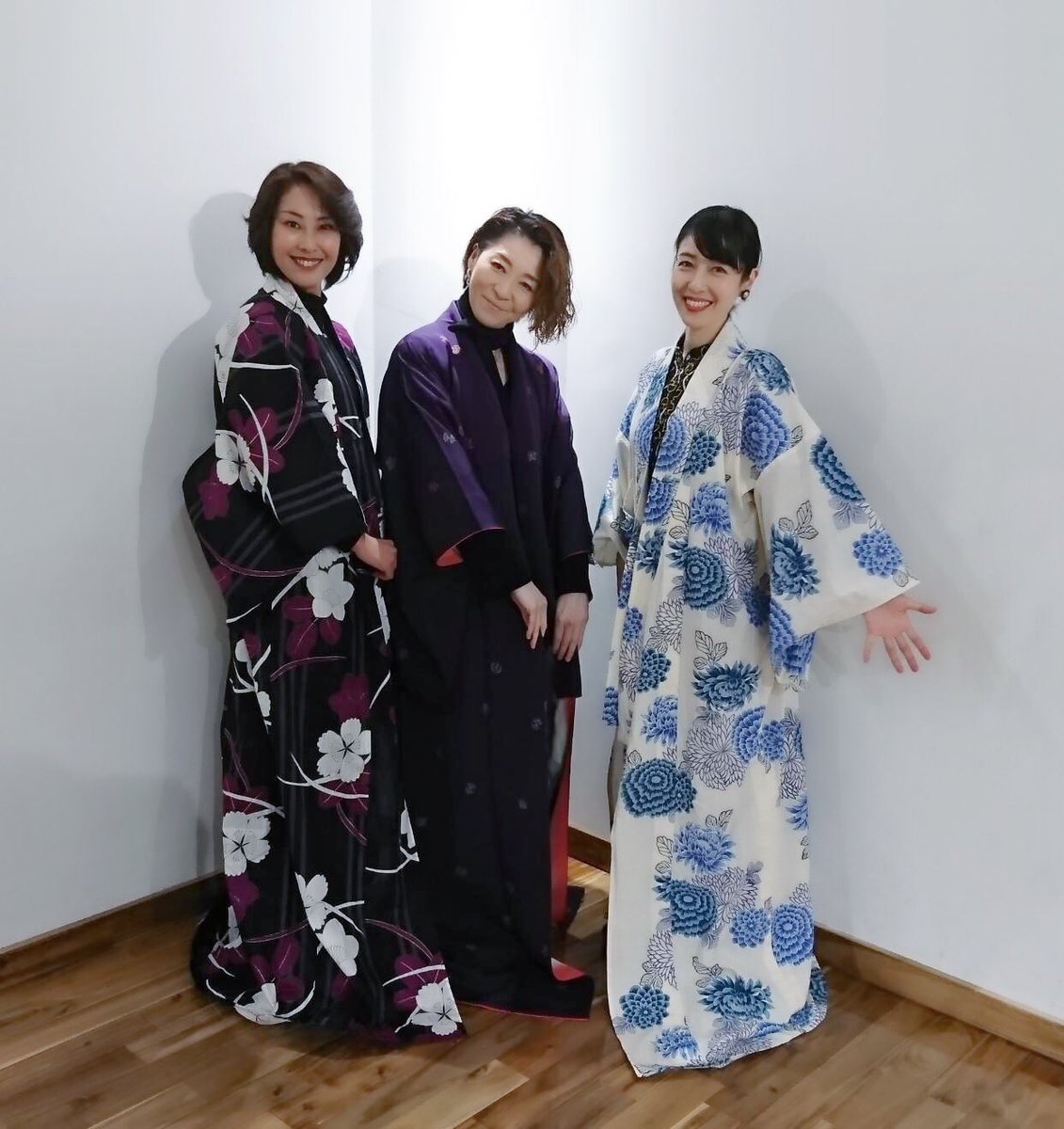 大鳥れい Twitter પર 劉覇 越乃リュウ25周年リサイタル こちらは 同期3人と演出の斎藤吉正先生とはほぼ同期 幼い頃を過ごした仲間とのお稽古は感慨深い あの広い能楽堂で3人入れ替わり立ち替わりの出ずっぱりで光源氏を取り巻く物語をしーちゃんと私は 大鳥れい Twitter પર 劉覇 越乃リュウ25周年リサイタル こちらは 同期3人と演出の斎藤吉正先生とはほぼ同期 幼い頃を過ごした仲間とのお稽古は感慨深い あの広い能楽堂で3人入れ替わり立ち替わりの出ずっぱりで光源氏を取り巻く物語をしーちゃんと私は