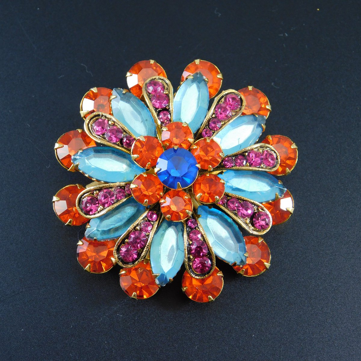 PDaisyJewelry's tweet photo. Colorful Rhinestone Flower Brooch Swedgie Vintage Jewelry https://t.co/TAMhGi7PtP #vintagejewelry #antique jewelry #OrangeAndBlue https://t.co/lz6IEL1Guc