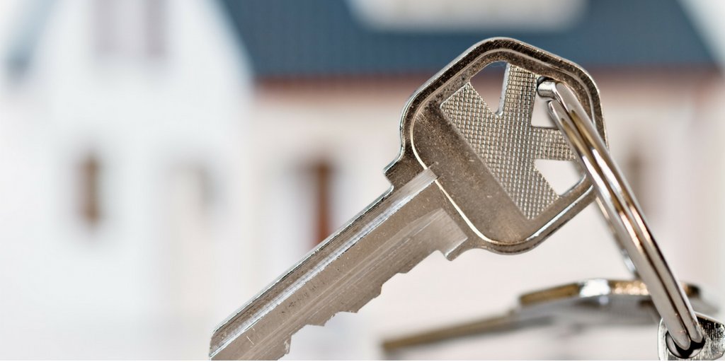 BackupBox_app's tweet photo. How to NOT make your home a target during an open house. Here are some tips for protecting your home before &amp; during an open house. You need to consider the obvious, like technology, but also prescription medicine &amp; more. https://t.co/hiHRZoDoI6 #onlinesafety #realestate https://t.co/LK4OnmnX1u