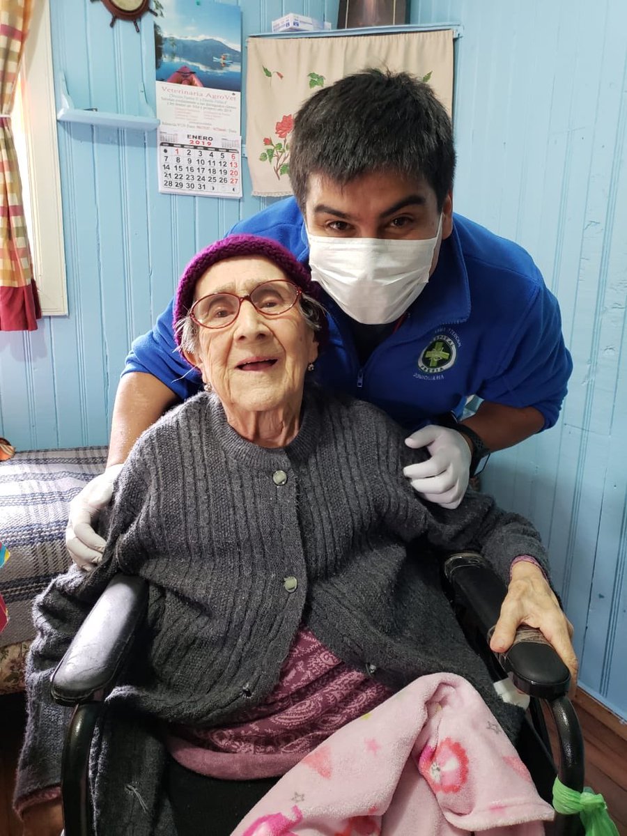FresiaHospital's tweet photo. El día de hoy Dr. Mario Balbontín entrega juego de prótesis dentales a pacientes beneficiarios del programa de visitas domiciliarias a postrados. Se entrega juego de prótesis junto a kit bucal, adhesivo de prótesis y pastillas desinfectantes. https://t.co/9qnm08hQRY