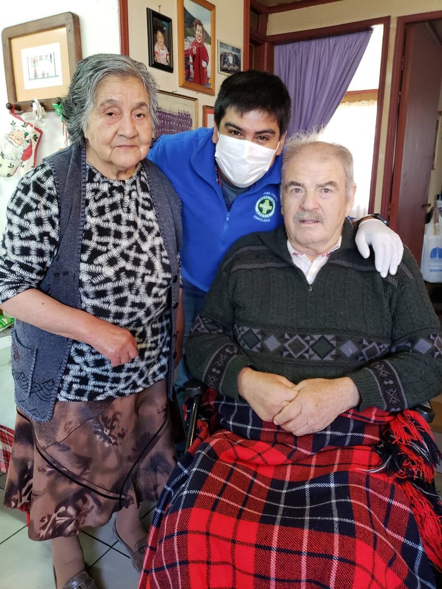 FresiaHospital's tweet photo. El día de hoy Dr. Mario Balbontín entrega juego de prótesis dentales a pacientes beneficiarios del programa de visitas domiciliarias a postrados. Se entrega juego de prótesis junto a kit bucal, adhesivo de prótesis y pastillas desinfectantes. https://t.co/9qnm08hQRY