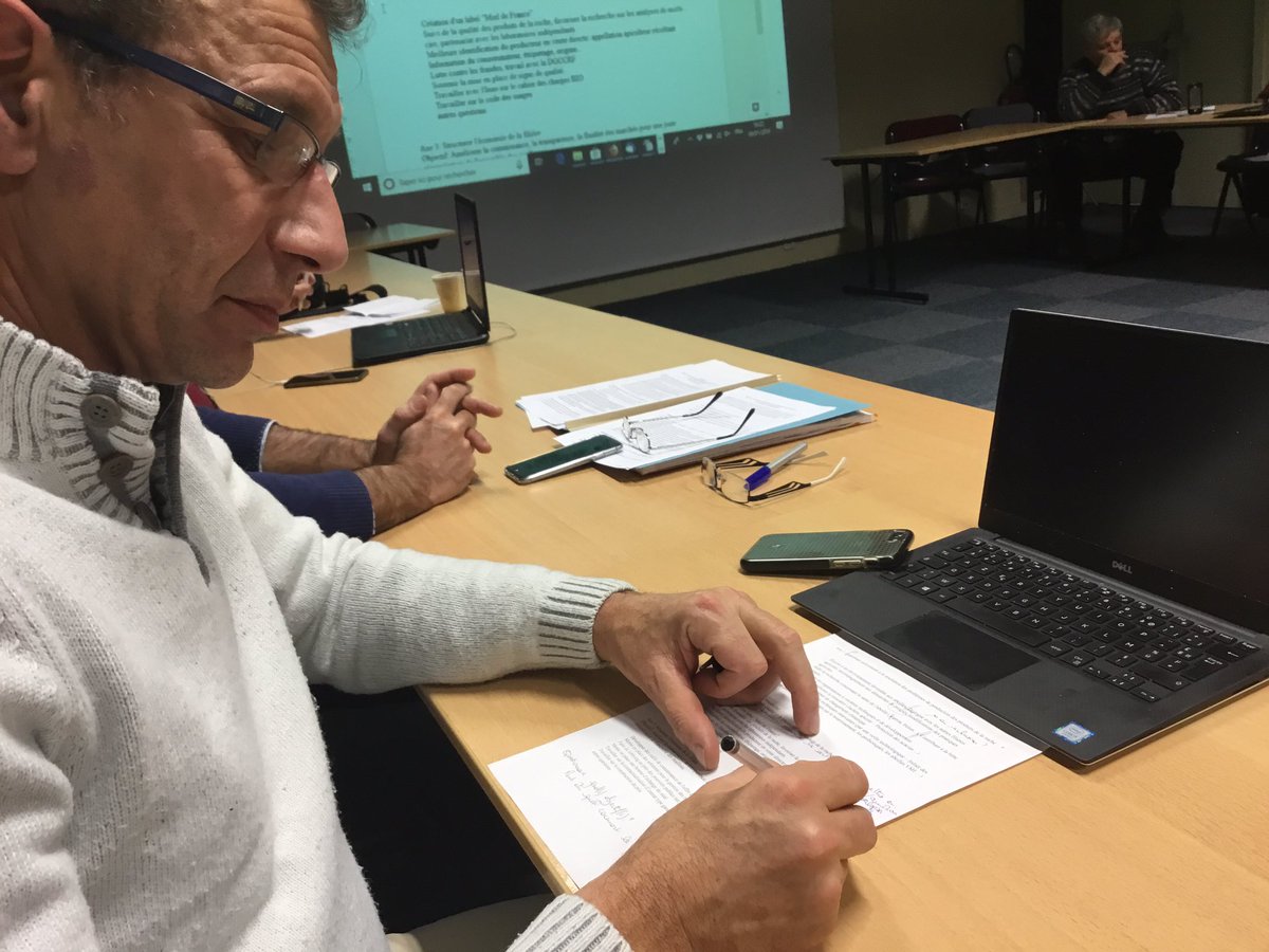 SNApiculture's tweet image. #InterApi se construit et le @SNApiculture y contribue. Tous les partenaires sont réunis autour de la table, la filière #apicole avance. @FCDfrance , @SyndicatMiels , @ConfPaysanne , @SPMF_Apiculture , le syndicat du matériel, @FNSEA