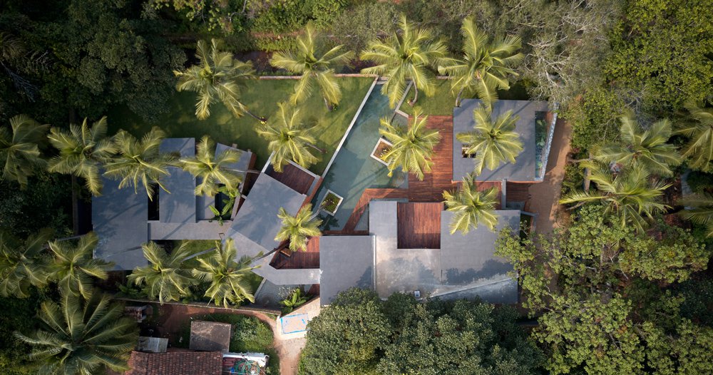 zoozocoarch's tweet photo. the fragmented ‘villa in the palms’ integrates native coconut trees of western india https://t.co/HZUfWhHK2I https://t.co/nbdDxmBEIj