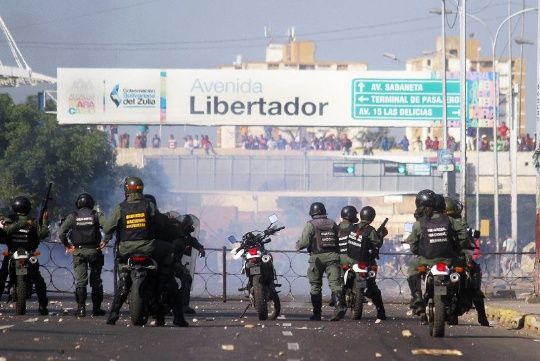 LDanieri's tweet photo. BATALLA CAMPAL

Estas imágenes cortesía me llegaron del enfrentamiento en el centro de Maracaibo entre buhoneros y la GN junto a la policía. Estoy bajando los vídeos y están fuertes. Los comerciantes denuncian que les exigen entre 400 y 1500 dólares por dejarlos trabajar. #9Ene https://t.co/cPEthWgxGp