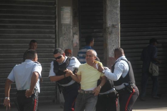 LDanieri's tweet photo. BATALLA CAMPAL

Estas imágenes cortesía me llegaron del enfrentamiento en el centro de Maracaibo entre buhoneros y la GN junto a la policía. Estoy bajando los vídeos y están fuertes. Los comerciantes denuncian que les exigen entre 400 y 1500 dólares por dejarlos trabajar. #9Ene https://t.co/cPEthWgxGp