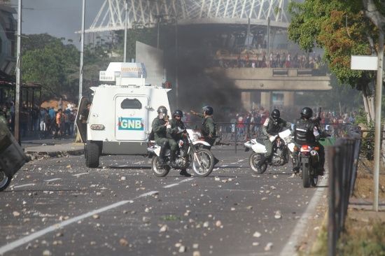 LDanieri's tweet photo. BATALLA CAMPAL

Estas imágenes cortesía me llegaron del enfrentamiento en el centro de Maracaibo entre buhoneros y la GN junto a la policía. Estoy bajando los vídeos y están fuertes. Los comerciantes denuncian que les exigen entre 400 y 1500 dólares por dejarlos trabajar. #9Ene https://t.co/cPEthWgxGp