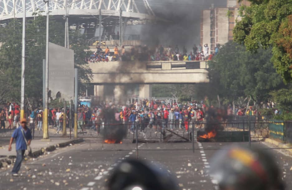 LDanieri's tweet photo. BATALLA CAMPAL

Estas imágenes cortesía me llegaron del enfrentamiento en el centro de Maracaibo entre buhoneros y la GN junto a la policía. Estoy bajando los vídeos y están fuertes. Los comerciantes denuncian que les exigen entre 400 y 1500 dólares por dejarlos trabajar. #9Ene https://t.co/cPEthWgxGp