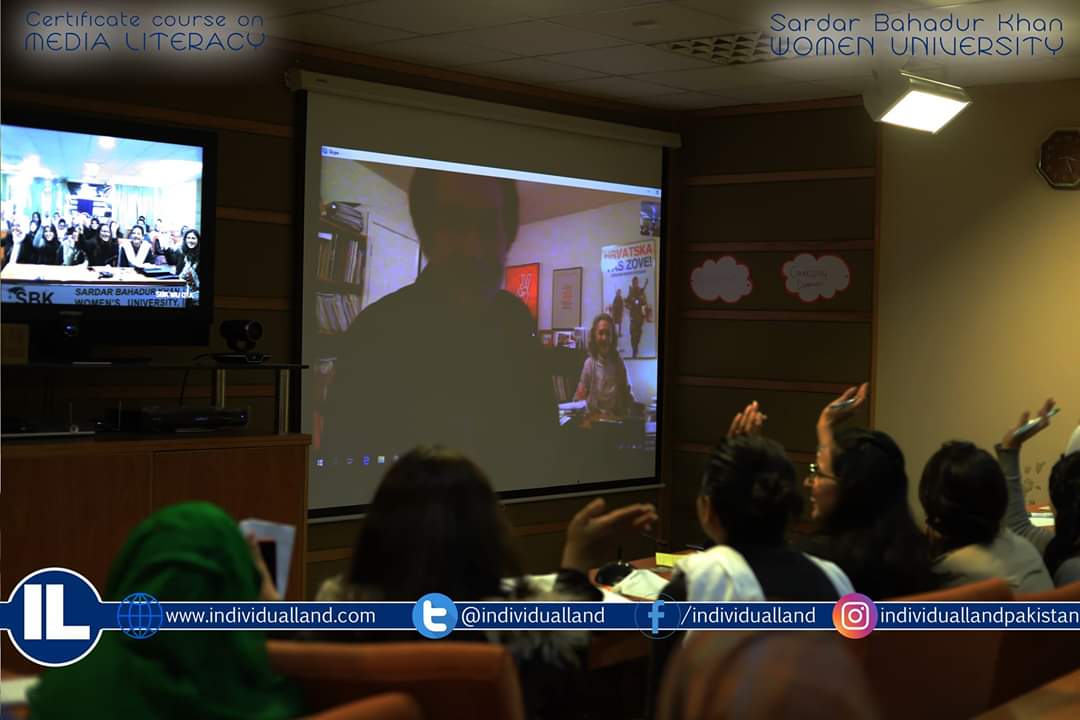 individualland's tweet photo. Two American technical experts, Sherry Ricchiardi and Frank Folwel interacting with participants of Sbk #Women's University #Quetta.
#doctoredimage
#photojournalism
@jam_kamal
@Senator_Baloch
@ZiaKhanqta
@alishahjourno https://t.co/XSxCxbgLEg