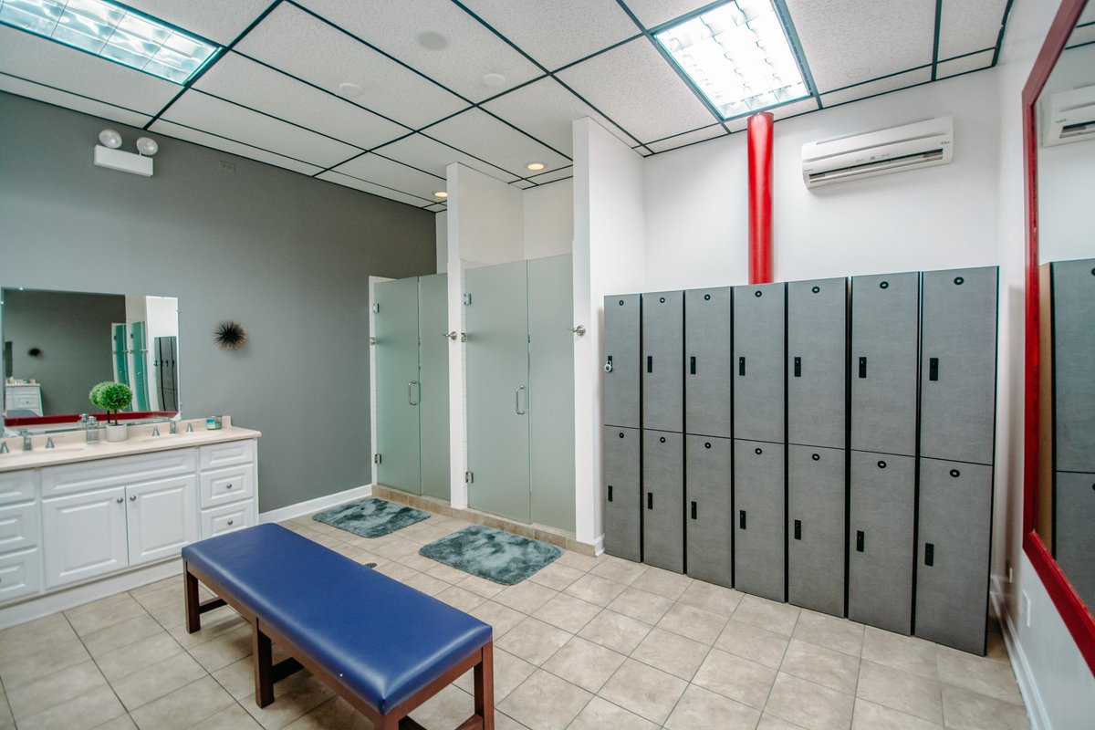 Hammer_Chicago's tweet photo. We've got everything you need to get fit this year 💪 Fitness floor upstairs, full boxing gym downstairs, plus locker rooms and showers!
.
.
.
#fitness #fit #fitnessmotivation #newyearsresolution #boxinggym #boxing #groupboxing #groupfitness #chicagofitness #chicagoboxing https://t.co/VQsn9gJdq1
