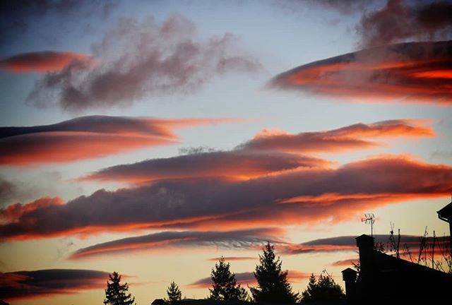 elespinar_org's tweet photo. Qué gran #amanecer tuvimos hoy en #ElEspinar . Hoy la máxima ha sido de solo 6 grados, nos espera una noche heladora!
#candilazo #amaneceres #amanece #salidasol #Segovia #amanecequenoespoco #nubes☁ #lenticular #lenticularis #Naranja #Mañana #Dia https://t.co/bXSwpGoLBa https://t.co/7K8SwyaLmI