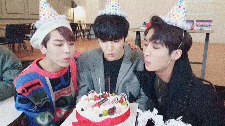 gguwonsnow's tweet photo. •.¸♡Eᴀᴄʜ ᴅᴀʏ ɪs ᴛᴏᴏ ᴘʀᴇᴄɪᴏᴜs, Yᴏᴜᴛʜ ᴋᴇᴇᴘs ᴘᴀssɪɴɢ. sʟᴇᴇᴘ ʟᴀᴛᴇʀ, ɢʀᴏᴡɪɴɢ ᴜᴘ ᴄᴀɴ ᴡᴀɪᴛ ᴛɪʟʟ ᴛᴏᴍᴏʀʀᴏᴡ♡¸.•

★#UniverseSelcaDay #USD  
   #Pentagon @CUBE_PTG 彡★ https://t.co/XkLN9LRvuY