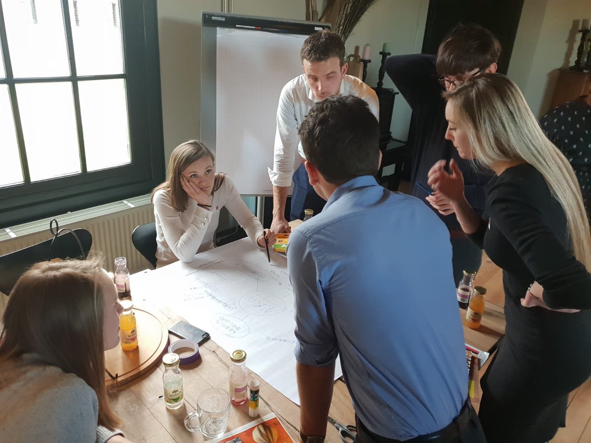 Wethouder bedrijfsvoering Gooisemeren en Gemeentesecretaris Lelystad verwelkomen nieuwe #MRA trainees tijdens de kick-off middag. De #trainees gingen meteen aan de slag met hun eerste vraagstuk, meerwaarde van de trainees voor de #Metropoolregio Amsterdam.